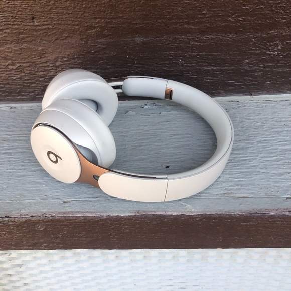 Dr Dre Beats Studio 3 noise cancellation